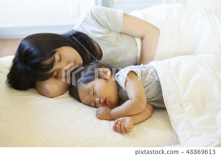 Parent and child to take a nap 48869613
