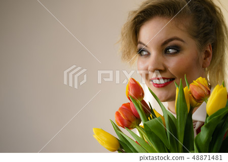 Woman holding bouquet of tulips flowers 48871481
