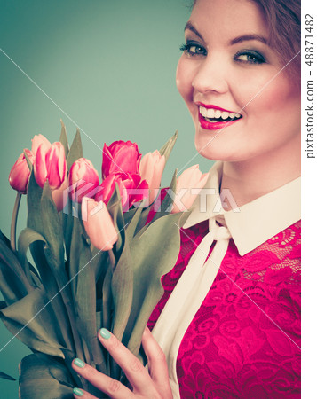 Woman holding bouquet of tulips flowers 48871482