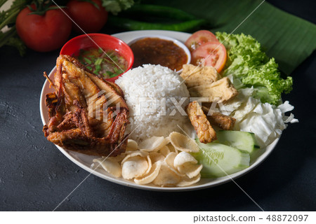Nasi lemak kukus with fried chicken Nasi lemak kukus with fried chicken 48872097