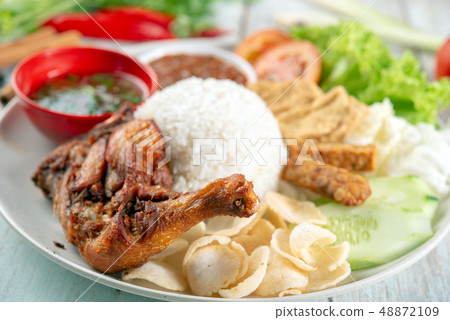 Nasi lemak kukus with fried drumstick 48872109