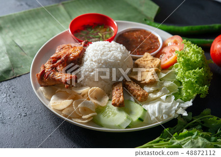 Nasi lemak kukus with fried drumstick 48872112