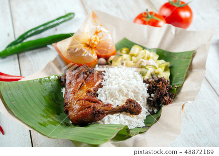 Nasi lemak kukus 48872189