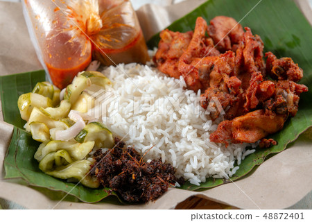 Nasi kukus ayam berempah 48872401