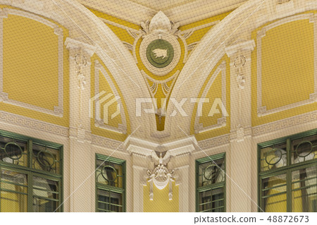 圓頂的天花板在東京站Marunouchi北出口在日本。在上八角形的每一端，面向左側的翼展開一個寬翼。 48872673