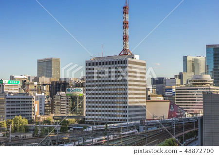 一輛高速的新幹線N700列車抵達東京千代田區的東京站。 一輛高速的新幹線N700列車抵達東京千代田區的東京站。 48872700