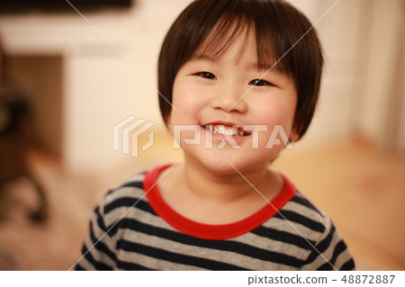 微笑男孩 48872887