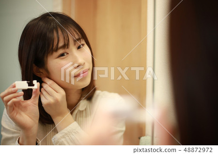 Women who use a piercer Women who use a piercer 48872972