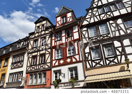 Frankfurt's street corner in autumn Frankfurt's street corner in autumn 48873151
