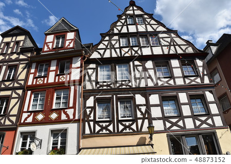 Frankfurt's street corner in autumn Frankfurt's street corner in autumn 48873152