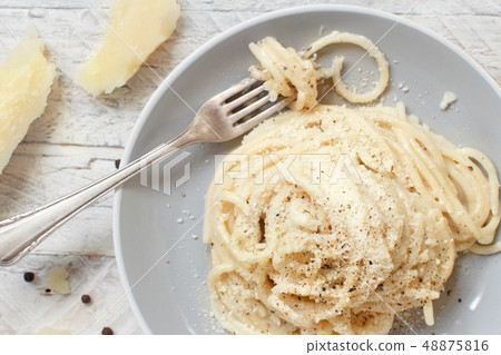 Cacio e pepe, italian cheese and pepper pasta 48875816