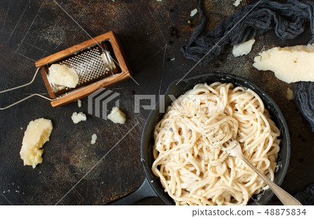 Cacio e pepe, italian cheese and pepper pasta 48875834