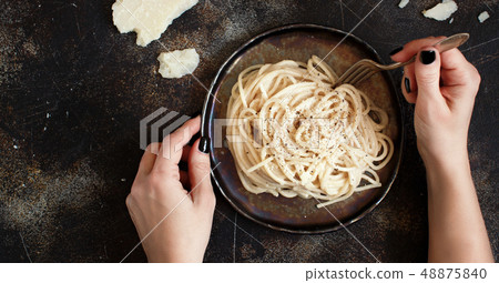 Cacio e pepe, italian cheese and pepper pasta 48875840