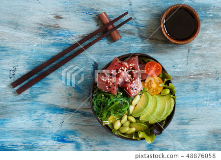 Hawaiian tuna poke bowl 48876058