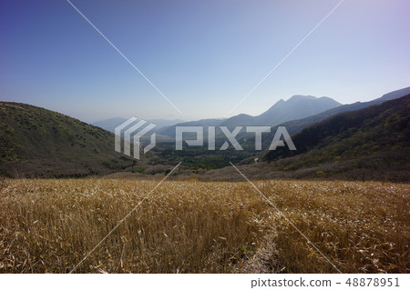 從Mt. Kuju山的三鷹山 48878951