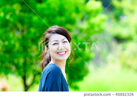 綠色bokeh背景婦女 綠色bokeh背景婦女 48882326