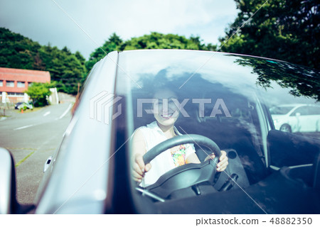 一個女人開車 48882350