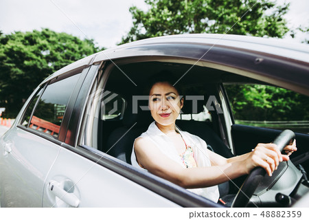 一個女人開車 48882359
