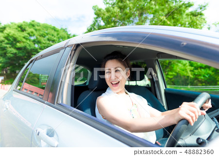 一個女人開車 48882360