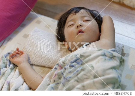 孩子睡得很好 孩子睡得很好 48884768