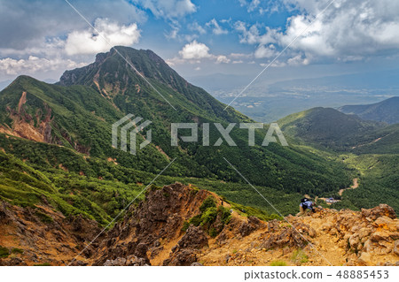 登山者登上Yatsugatake山脈，Jizo-on，以及山的前景。 48885453
