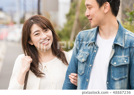 約會新興住宅區的夫婦 48887236