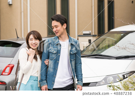 約會新興住宅區的夫婦 48887238