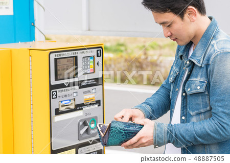 男子支付停車費 48887505