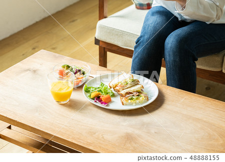 一個女人在吃飯 48888155