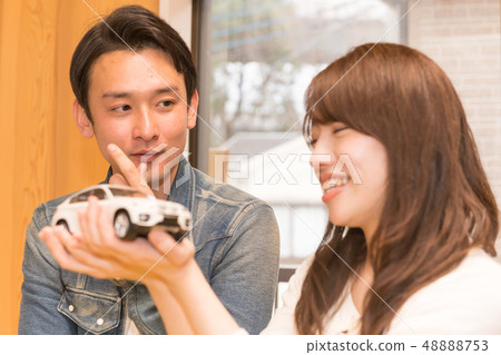 想買車的男人和女人 48888753