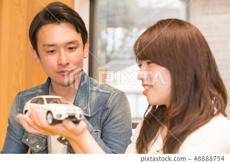 想買車的男人和女人 48888754