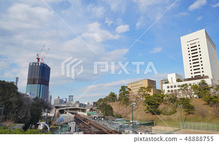 在日本的東京都市風景我看著四谷站和出現在車站前面的摩天大樓 48888755