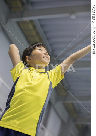 Primary school girl who hits tennis school image serve 48888759