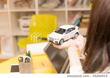 拿著汽車的婦女 48888919