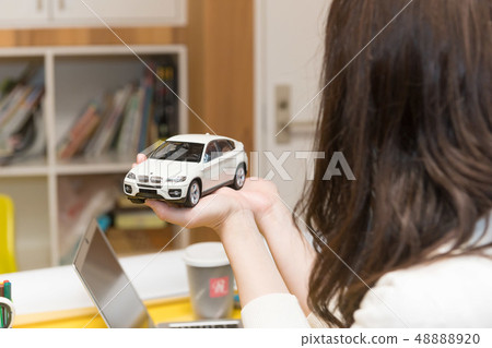 拿著汽車的婦女 48888920