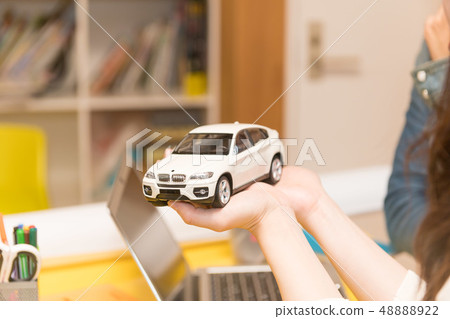 拿著汽車的婦女 48888922
