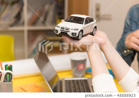 拿著汽車的婦女 48888923