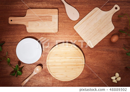 與砧板和廚房器物的背景在一張木桌上 48889302