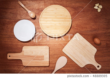 與砧板和廚房器物的背景在一張木桌上 48889305