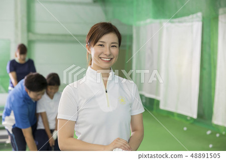 練習在高爾夫練習場的人們 48891505