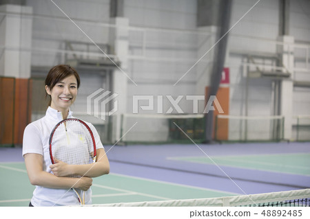 網球學校圖像年輕女子 網球學校圖像年輕女子 48892485