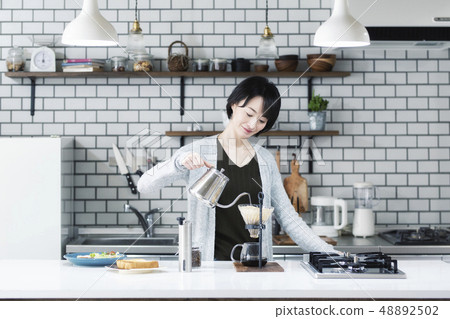 30s woman doing hand drip 48892502