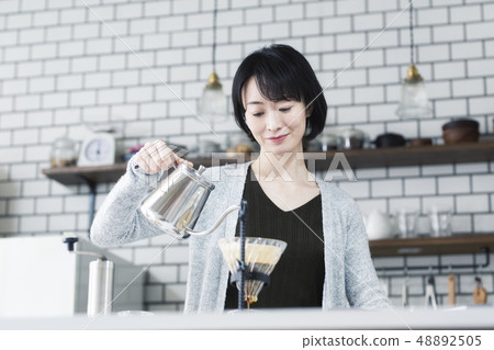 30s woman doing hand drip 48892505