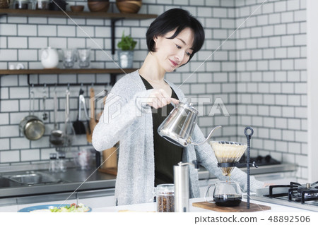 30s woman doing hand drip 48892506