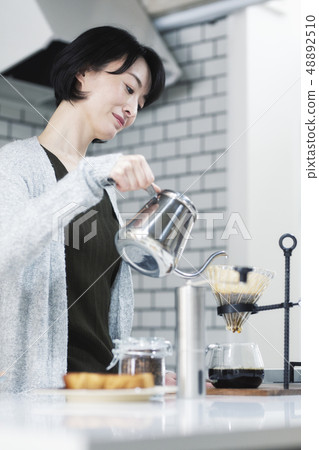 30s woman doing hand drip 48892510