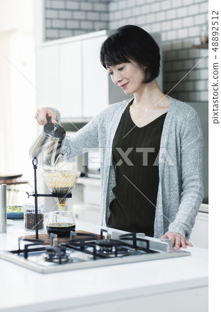 30s woman doing hand drip 48892512