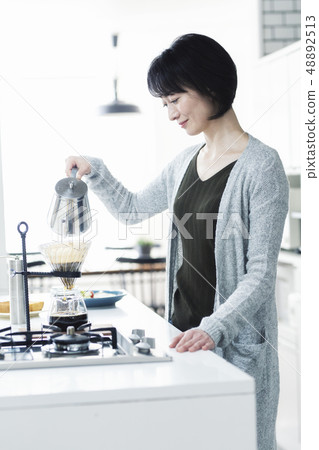 30s woman doing hand drip 48892513