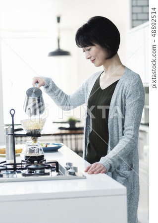 30多歲的女人做手滴 30多歲的女人做手滴 48892514
