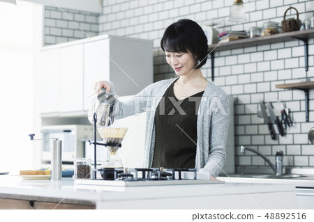 30s woman doing hand drip 48892516