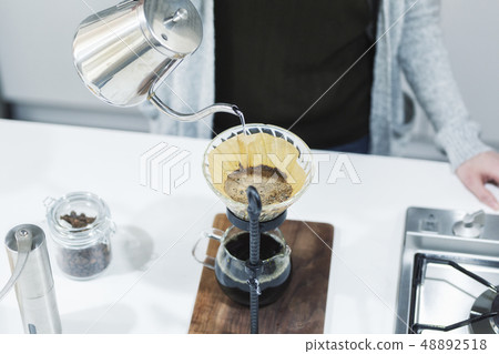 30s woman doing hand drip 48892518